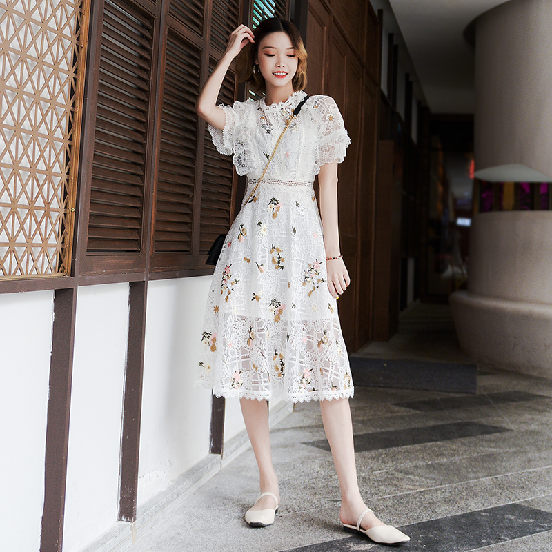 白色蕾丝连衣裙2020新款夏高腰花朵刺绣镂空很仙的法式甜美仙女裙