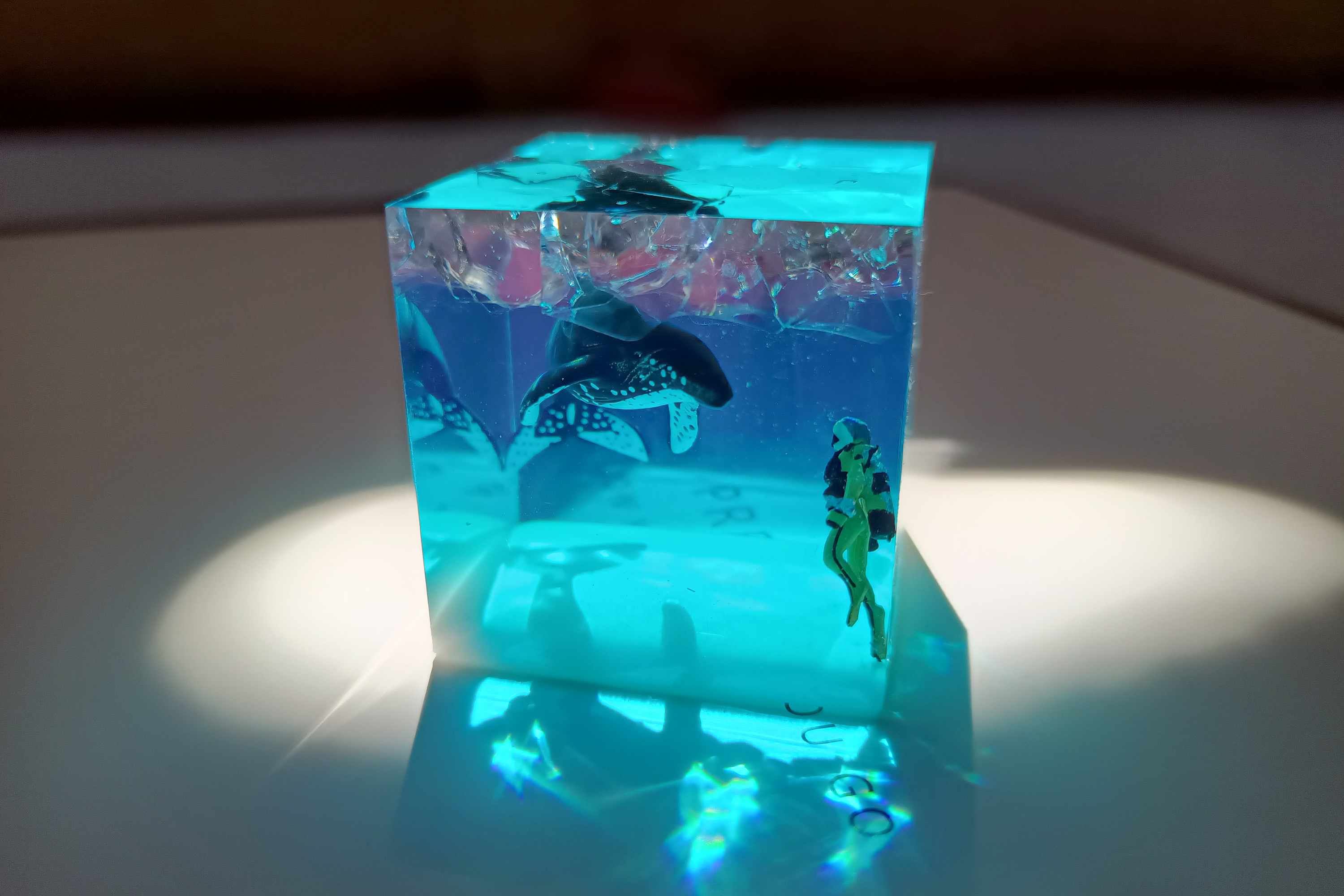文创手工艺品创意鲸鱼水晶车饰水潜水员滴胶夜光树脂海洋生物摆件