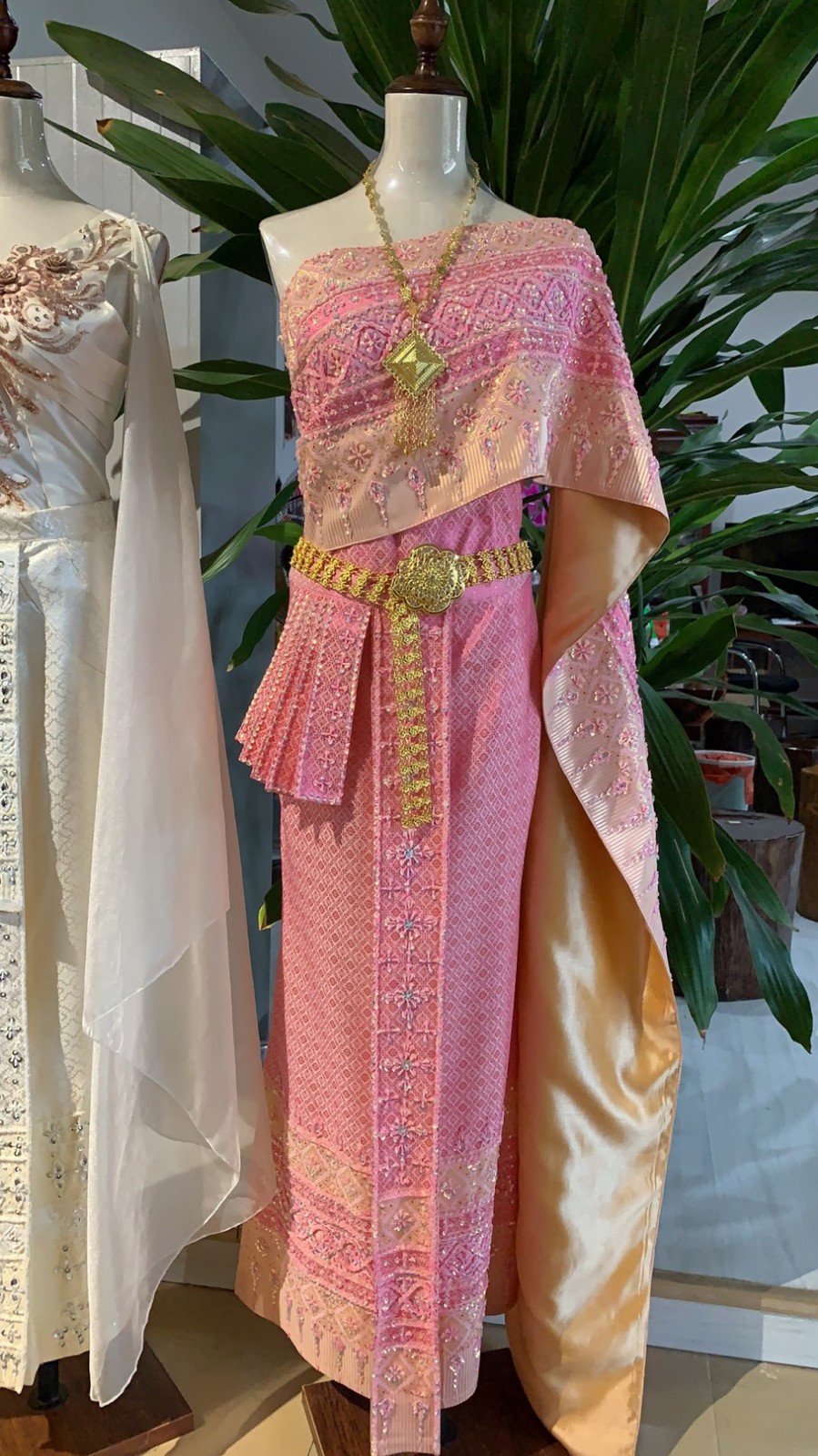 结婚礼服傣族泰式粉红色露肩斜肩带披肩结婚订婚婚纱摄影礼服