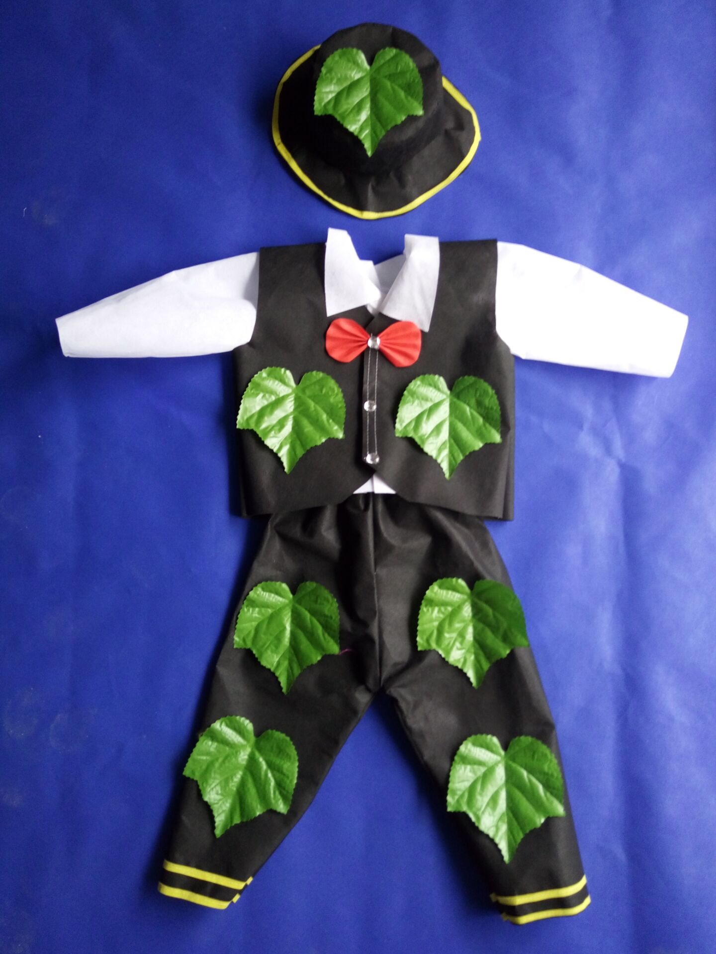 新款儿童幼儿园环保服装手工制作无纺布男童领带西服表演服时装秀