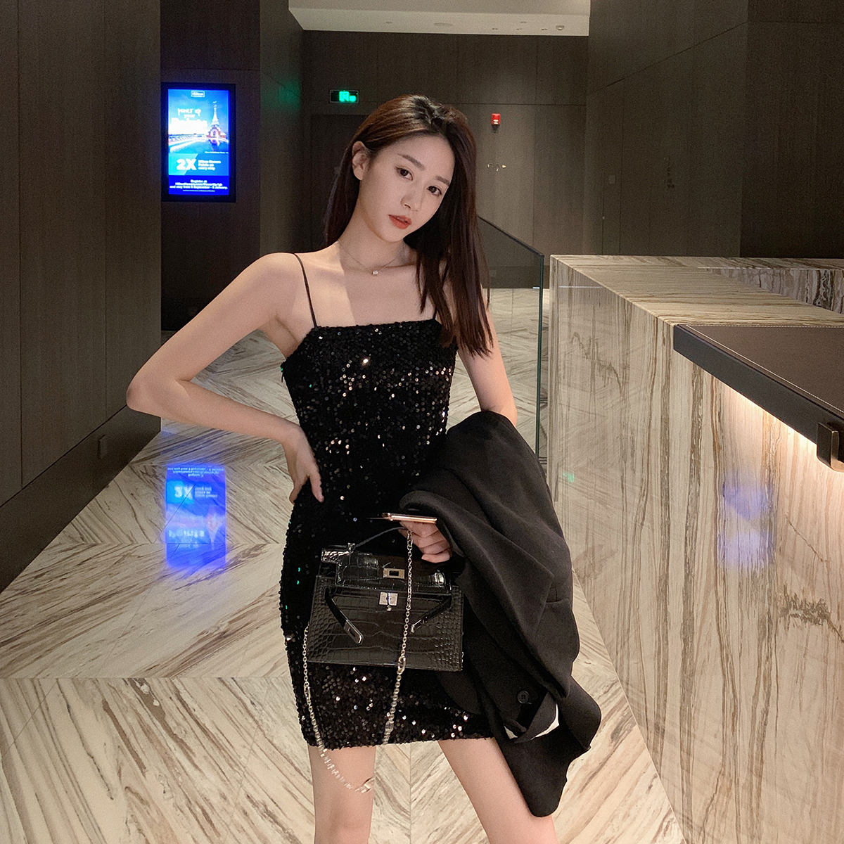 黑色亮片吊带连衣裙女春装2020新款性感小个子蹦迪短裙韩版小黑裙